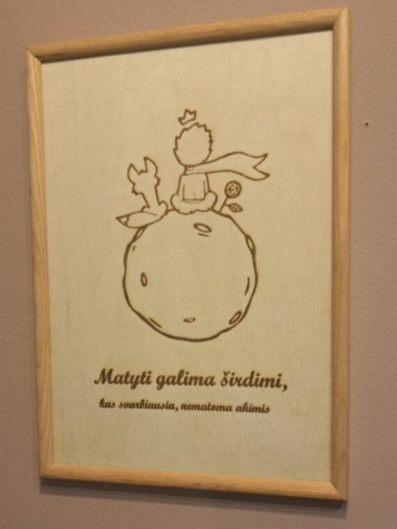 Graviruota medinė dekoracija su rėmeliu