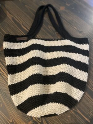 Rankų darbo nerta tašė