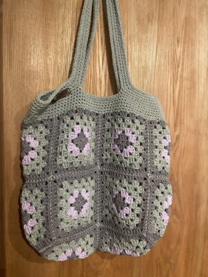 Rankų darbo vienetinė nerta tašė (40×42cm)