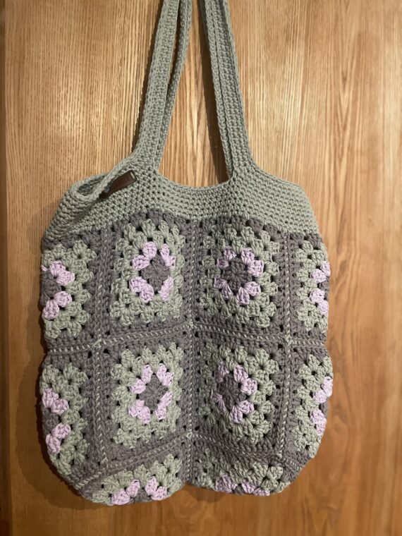 Rankų darbo vienetinė nerta tašė (40×42cm)