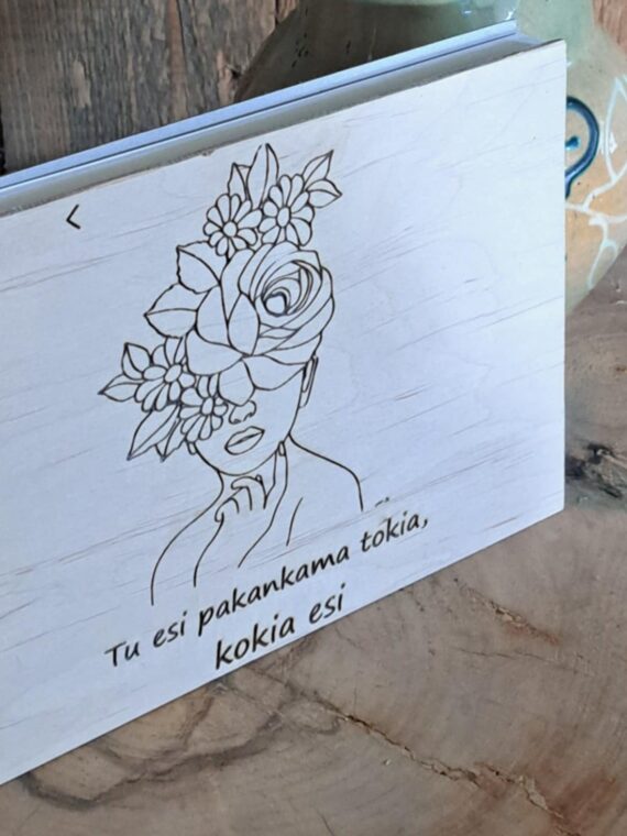 Užrašų knyga mediniu viršeliu, su graviruotu tekstu.